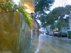 Regen vor dem Hotel Celo Garden